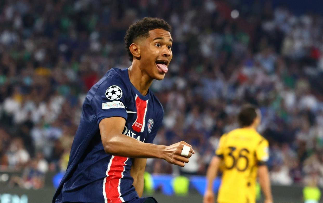 乐鱼电竞Uzi在快船比赛中比赛局势复杂，领先优势明显引发热议！(快船队比赛视频)